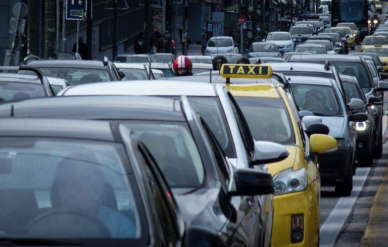 Κυκλοφοριακό χάος λόγω τροχαίου στη λεωφόρο Αθηνών, στο ύψος του Σχιστού