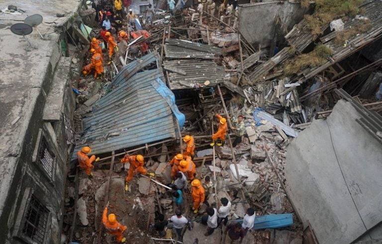 Ινδία: Τουλάχιστον δέκα νεκροί από την κατάρρευση πολυκατοικίας