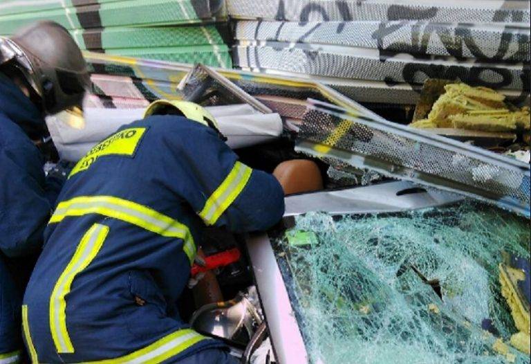 Ένας νεκρός και τρεις τραυματίες σε μετωπική Ι.Χ. με φορτηγό στη Θήβα