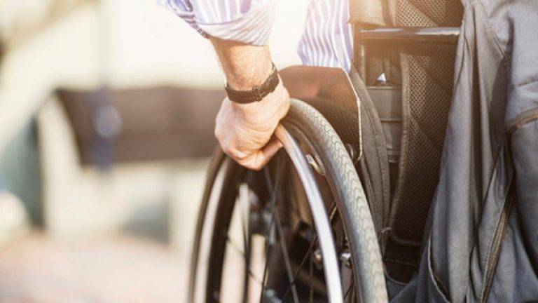 Αδιανόητο! Θύμα εργατικού ατυχήματος έμεινε με 85% αναπηρία αλλά δεν δικαιούται θεραπείες! | newsbreak