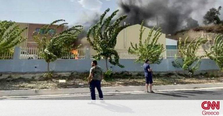 Δύο πύρινα μέτωπα στην Κρήτη: Στις φλόγες εργοστάσιο στο Ηράκλειο – Πυρκαγιά και στον Αγ. Νικόλαο