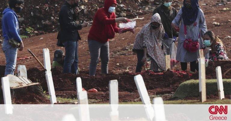 Κορωνοϊός: Στην Ινδονησία, οι πολίτες που δεν φορούν μάσκα σκάβουν τους τάφους των νεκρών