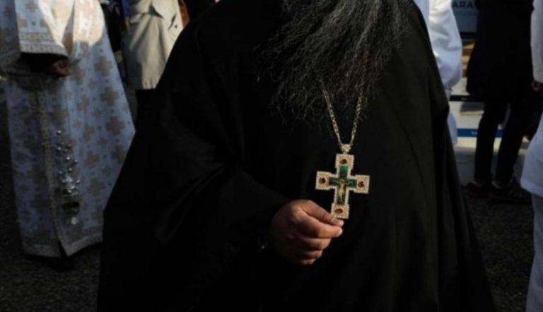Ιερείς που έκαναν αγιασμό σε σχολεία της Κοζάνης και του Ρεθύμνου κατηγορούνται ως «αρνητές της μάσκας» | newsbreak
