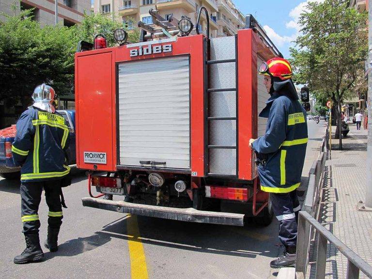 Ξέσπασε πυρκαγιά σε ταράτσα πολυκατοικίας στο κέντρο της Αθήνας | newsbreak