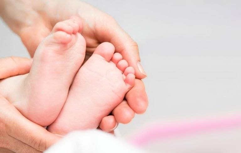 Γεννήθηκε το πρώτο μωρό με εξωσωματική με παραγωγή ενός μόνο ωαρίου