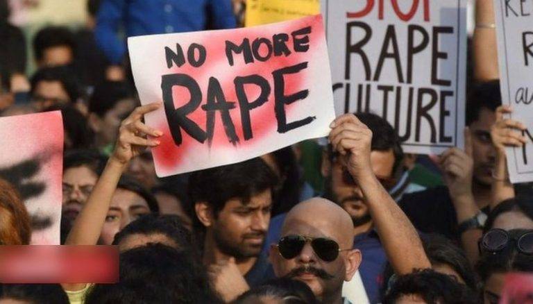 Ξεσηκωμός στην Ινδία μετά το θάνατο 19χρονης κοπέλας που βιάστηκε από 4 άνδρες | newsbreak
