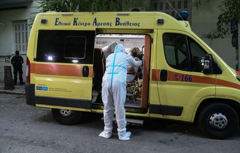 Κοροναϊός Άγιος Παντελεήμονας: Συγκινούν οι εικόνες από την μεταφορά των ηλικιωμένων στα νοσοκομεία