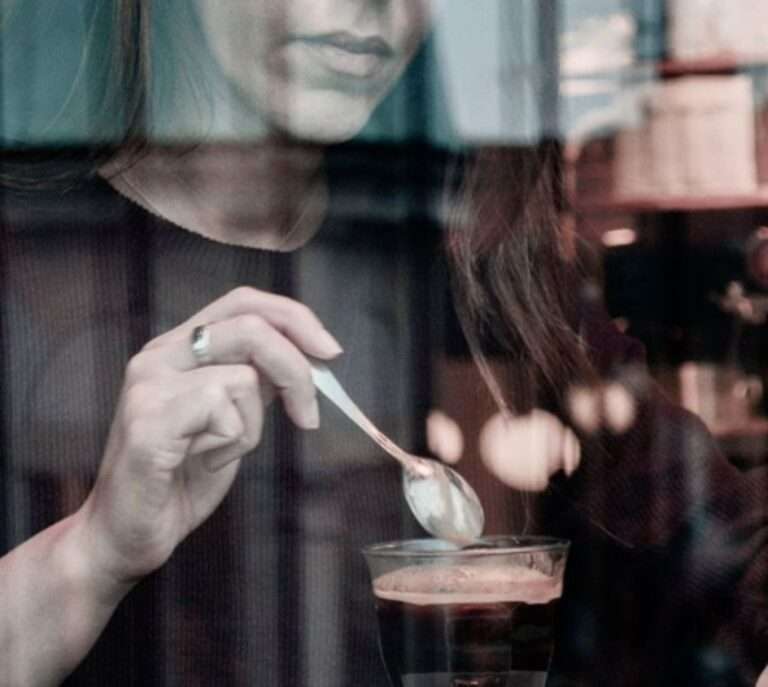 Πως επηρεάζει η κατανάλωση καφέ άτομα με τη νόσο Πάρκινσον; | in.gr