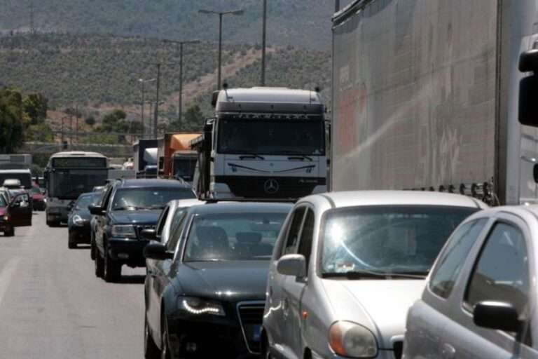 Καραμπόλα πέντε αυτοκίνητων στη λεωφόρο Αθηνών | newsbreak