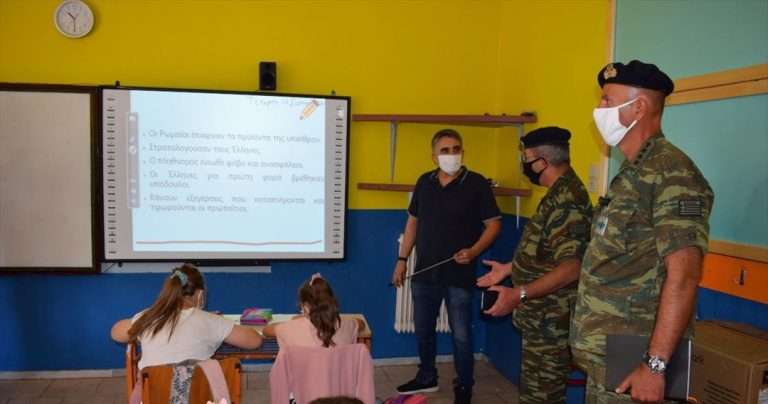 Δώρα σε μειονοτικά σχολεία στην ορεινή Θράκη από τον ελληνικό Στρατό
