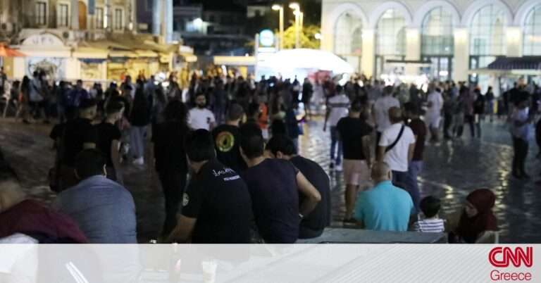 Εικόνες συνωστισμού σε πλατείες της Αθήνας