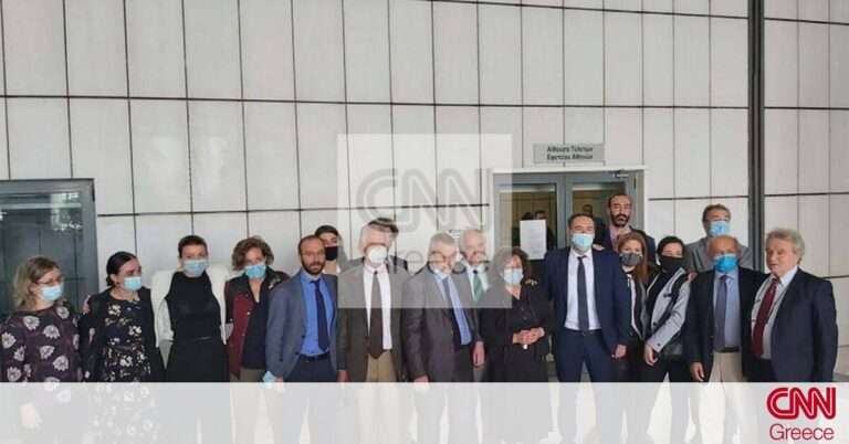 Δίκη Χρυσής Αυγής: Οι δικηγόροι της πολιτικής αγωγής χειροκροτούν τη Μάγδα Φύσσα