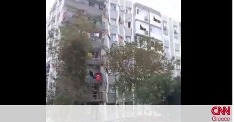 H στιγμή της κατάρρευσης του 13όροφου κτηρίου στη Σμύρνη