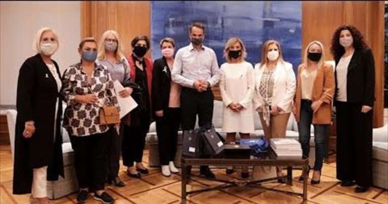 Με γυναίκες που έδωσαν μάχη με τον καρκίνο του μαστού συναντήθηκε ο πρωθυπουργός