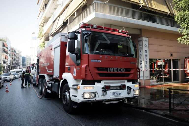 Σε εξέλιξη φωτιά σε διαμέρισμα στη Νίκαια | newsbreak