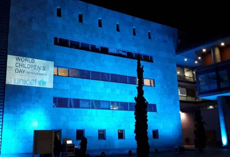 Φωτίστηκε μπλε το Δημαρχείο Θεσσαλονίκης για την Παγκόσμια Ημέρα Παιδιού – OTA VOICE