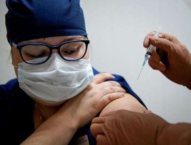 Εμβόλιο Sputnik-V: Τι πρέπει να προσέχουν οι εμβολιασθέντες | in.gr