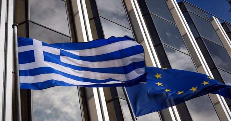 Bloomberg: Greek govt considering tax-free plan to lure back professionals, entrepreneurs