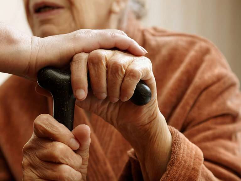 Το απίστευτο σύμπτωμα που εμφανίζουν ηλικιωμένοι ασθενείς με κοροναϊό | in.gr