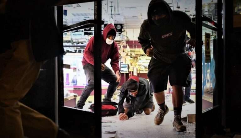 Πλιάτσικο στη βαριά σκιά του Εγκέλαδου: Μετανάστες ρήμαξαν «λαβωμένα» καταστήματα στη σεισμόπληκτη Σάμο! | newsbreak
