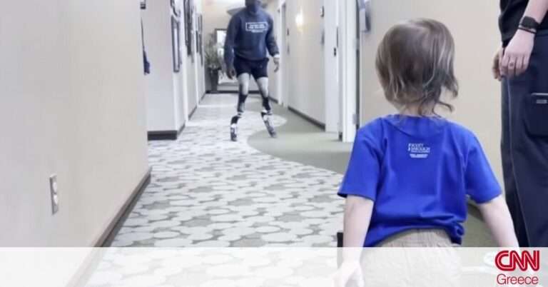 Συγκινητικό βίντεο: Παραολυμπιονίκης δίνει δύναμη σε 2χρονο που έβαλε προσθετικό πόδι