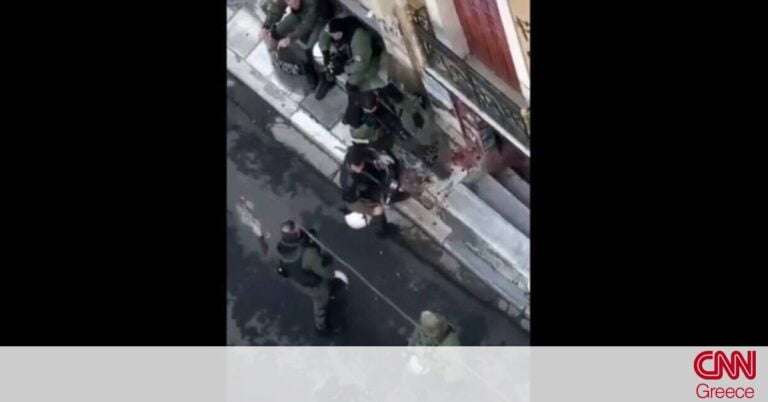 Επέτειος Γρηγορόπουλου: Έρευνα για το βίντεο αστυνομικών που καταστρέφουν ανθοδέσμη