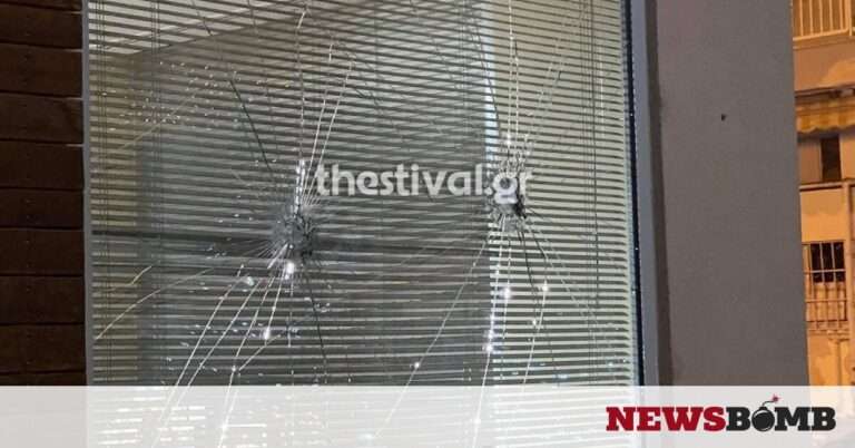 Θεσσαλονίκη: Κουκουλοφόροι επιτέθηκαν σε τράπεζα με βαριοπούλες (pics)