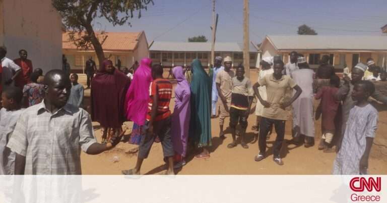 Εκατοντάδες αγνοούμενοι μαθητές μετά από επίθεση με καλάσνικοφ σε σχολείο της Νιγηρίας