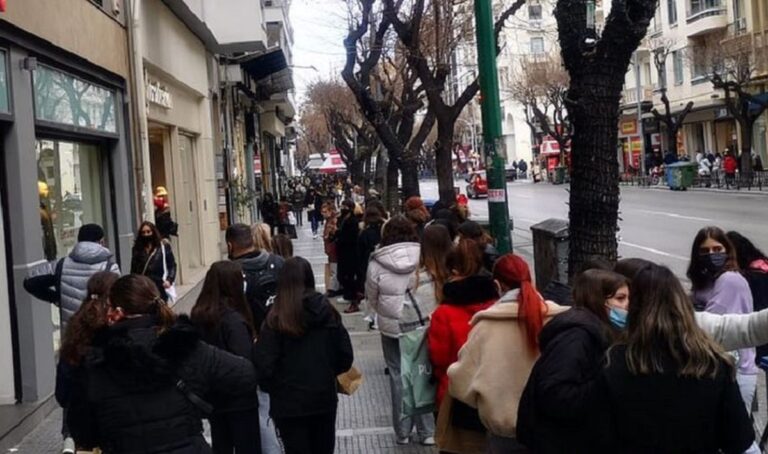 Το «αδιαχώρητο» στα καταστήματα της Θεσσαλονίκης – Ο ένας «πάνω» στον άλλο οι καταναλωτές (video) | newsbreak