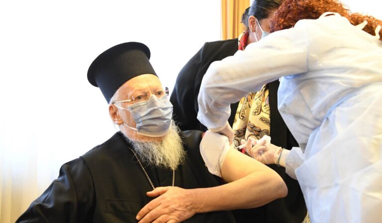 Ο Οικουμενικός Πατριάρχης Βαρθολομαίος έκανε το εμβόλιο κατά του κορωνοϊού | newsbreak