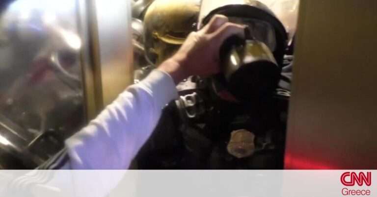 Σκηνές – σοκ από την εισβολή στο Καπιτώλιο: Αστυνομικός σφηνώθηκε ανάμεσα στην πόρτα και τον όχλο