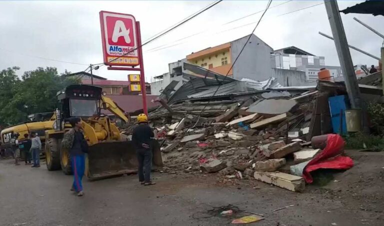 Τουλάχιστον 67 νεκροί και εκατοντάδες οι τραυματίες από τον φονικό σεισμό μεγέθους 6,2 Ρίχτερ που έπληξε την Ινδονησία (video) | newsbreak