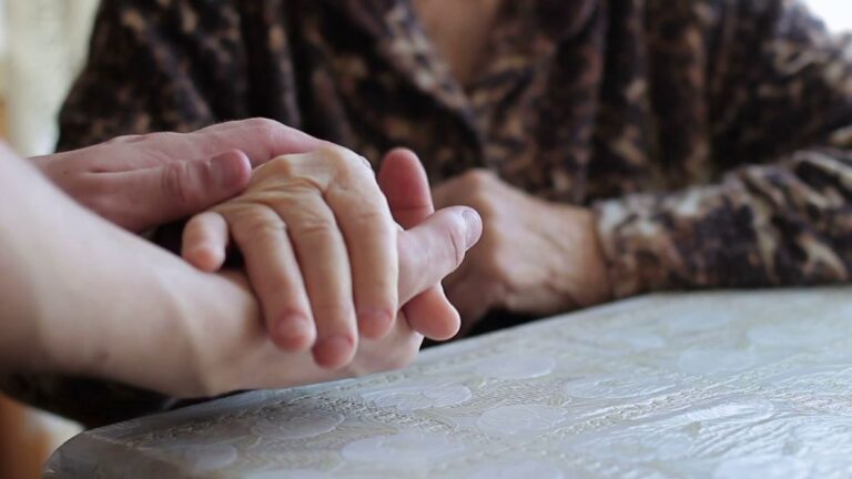 Ο ΕΦΚΑ «τιμωρεί» τη διαφορά ηλικίας στα ζευγάρια: Η νέα εγκύκλιος για τις συντάξεις χηρείας | newsbreak