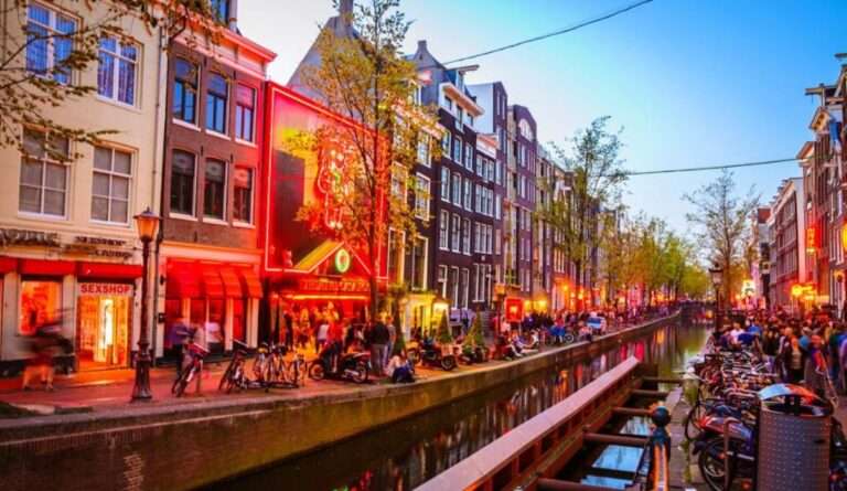 Τα «κόκκινα φανάρια» στο κέντρο του Άμστερνταμ σβήνουν και οι ντόπιοι δηλώνουν… ανακουφισμένοι! | newsbreak