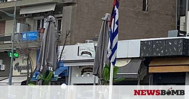 Κοζάνη: Kατέβασε την ελληνική σημαία και ύψωσε από πάνω κόκκινο κασκόλ (pics)