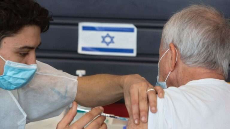 Συμπεράσματα του Ισραήλ για το εμβόλιο της Pfizer: «Δεν γνωρίζουμε αν μειώνει τη μεταδοτικότητα» | newsbreak