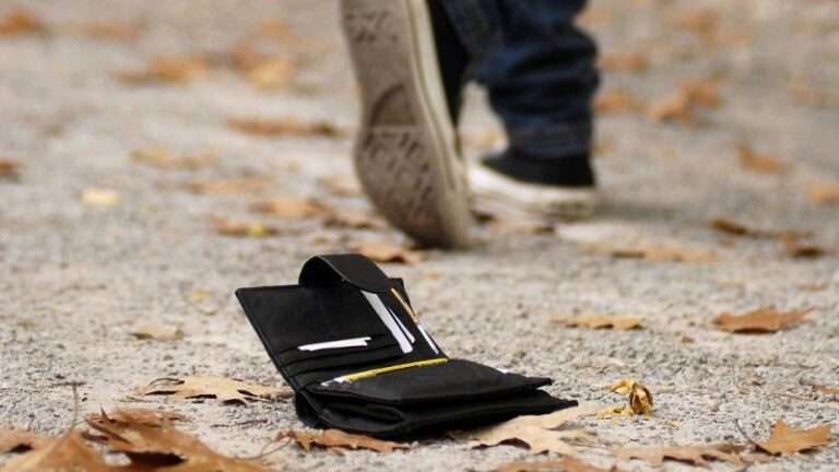 Κρήτη: Υπάρχουν ακόμη άνθρωποι! Οδηγός απορριμματοφόρου βρήκε και παρέδωσε πορτοφόλι | newsbreak