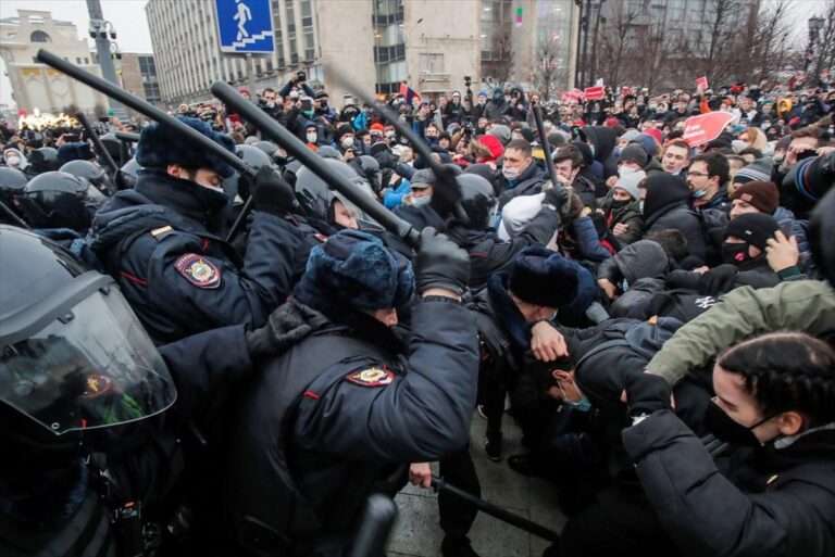 Το καθεστώς Πούτιν δικαιολογεί τη χρήση βίας και τις μαζικές συλλήψεις διαδηλωτών για το Ναβάλνι – OTA VOICE