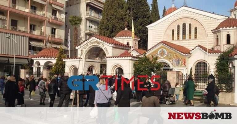 Θεσσαλονίκη: Συνωστισμός έξω από εκκλησία λόγω… Ψυχοσάββατου (pics)