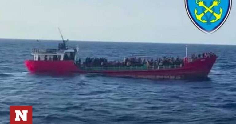 Συνεχίζεται το θρίλερ: Αρνητική απάντηση για επιστροφή του πλοίου με 400 μετανάστες στην Τουρκία