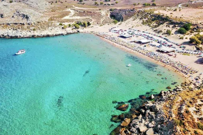 «Πάρτι» αυθαιρεσιών στην Ρόδο: Beach bar έκαναν «κατάληψη» με ξαπλώστρες σε παραλία που λειτουργεί αρχαιολογικός χώρος