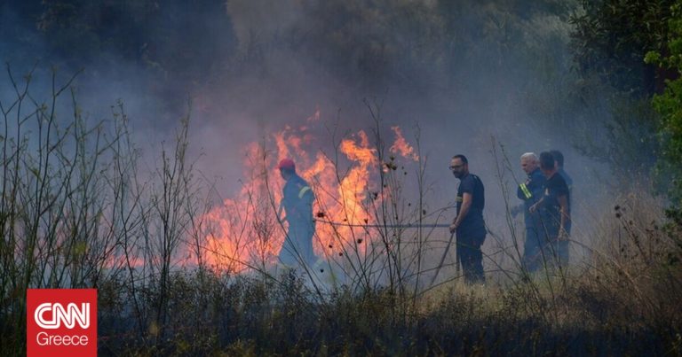 Πυρκαγιά κοντά σε σπίτια στη Τζια