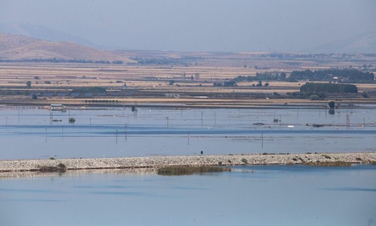 Συναγερμός στην Λίμνη Κάρλα – Αγνοείται ψαράς