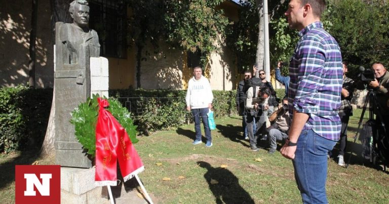 Ο Κασσελάκης κατέθεσε στεφάνι στο μνημείο ΕΑΤ-ΕΣΑ για το Πολυτεχνείο