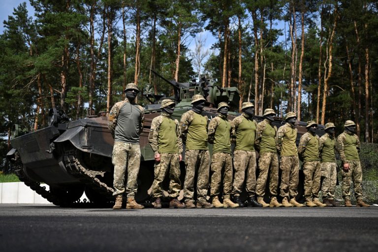 Πόλεμος στην Ουκρανία: Περαιτέρω ενίσχυση των ουκρανικών ενόπλων δυνάμεων ζητά ο στρατηγός Ζαλούζνι