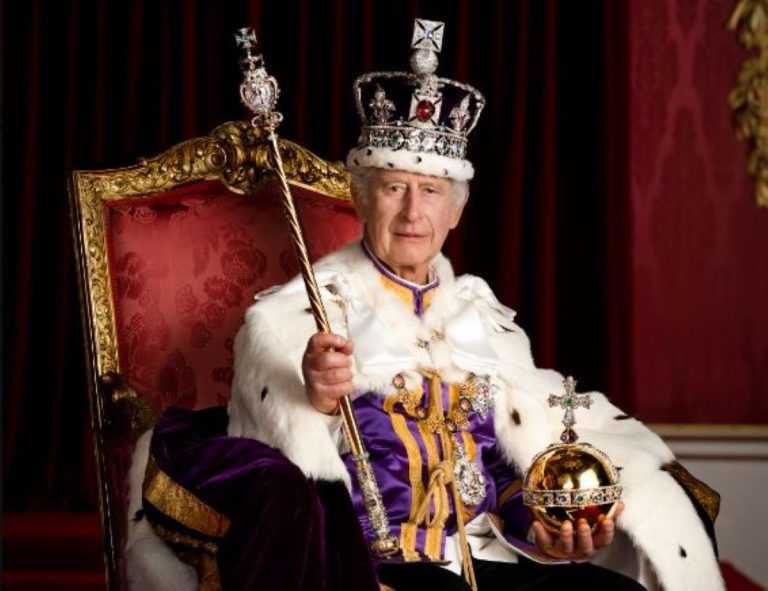 Βασιλιάς Κάρολος: Αποκαλύφθηκαν τα «περίεργα» χριστουγεννιάτικα δώρα που έκανε στο επιτελείο του