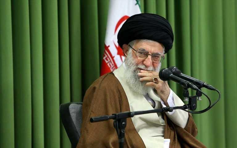 Χαμενεΐ: Υπόσχεται σκληρή απάντηση για τη πολύνεκρη βομβιστική επίθεση στο Ιράν