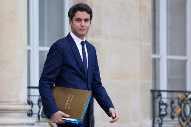 Γκαμπριέλ Ατάλ: Ποιος είναι ο νεότερος πρωθυπουργός της Γαλλίας – Γιατί ο Μακρόν παίζει τώρα τον τελευταίο «άσο» του