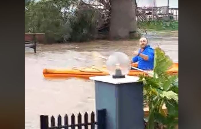 Πάτρα: Έκανε κανό σε πλημμυρισμένο δρόμο – Δείτε το βίντεο που έγινε viral