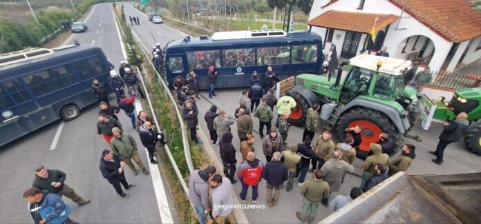 Ένταση στον Βόλο ανάμεσα σε αγρότες και αστυνομικούς – Συνεχίζονται οι κινητοποιήσεις ανά την Ελλάδα
